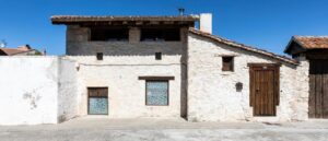 Fachada exterior de Adrados, Mar de Pinos