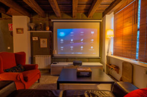 Zona de ocio interior con sistema de video proyección